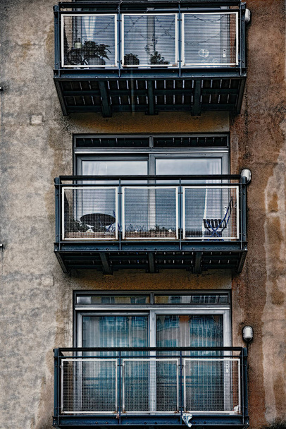 Nahaufnahme der Fassade einer modernen Eigentumswohnung mit Grunge-Textur-Filter - Foto, Bild