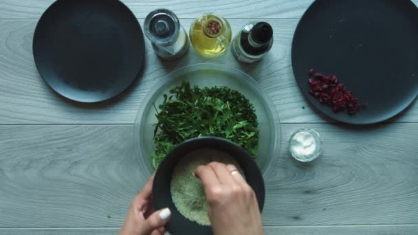 Semillas de sésamo que se agregan a las verduras de ensalada
 - Metraje, vídeo