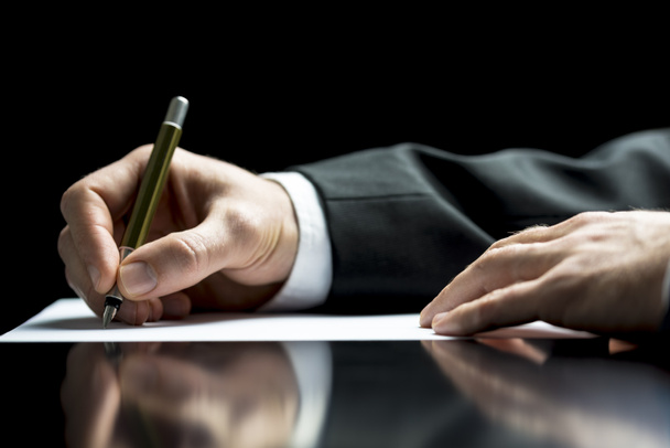 Empresario escribiendo una carta o firmando
 - Foto, Imagen