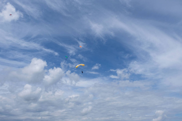 Hava dalışı. Gökyüzünde bir paraşüt uçuyor.. - Fotoğraf, Görsel