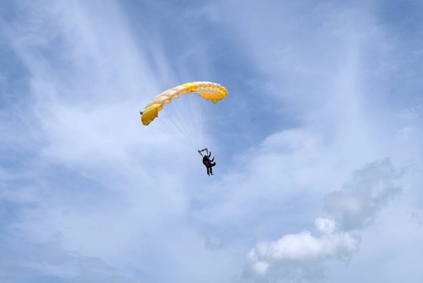Skydiving. Um paraquedas voa no céu
. - Foto, Imagem