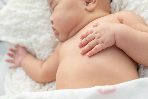Νεογνό χέρι μωρού, επιλεκτική εστίαση - Φωτογραφία, εικόνα