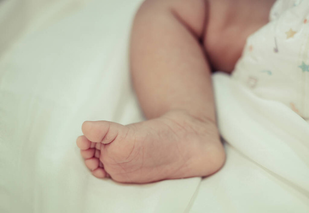 Újszülött baba láb, szelektív fókusz - Fotó, kép