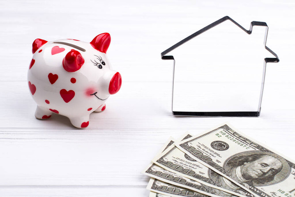 Έννοια της εξοικονόμησης χρημάτων για ένα νέο σπίτι. - Φωτογραφία, εικόνα