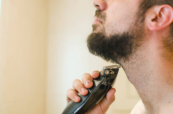detalhe homem mão de barbear com máquina
 - Foto, Imagem
