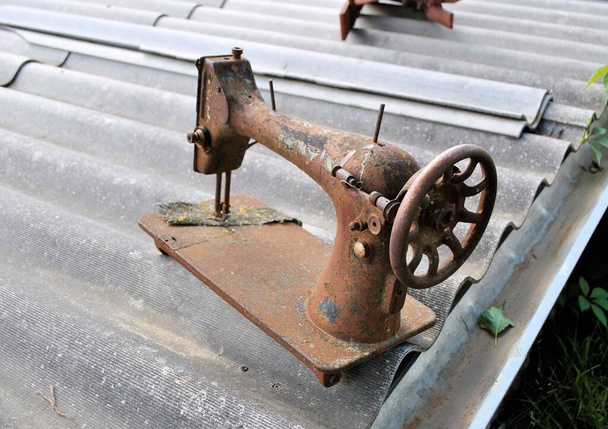 machine à coudre vieux matériel de fer rouillé techniques ménagères gros plan - Photo, image