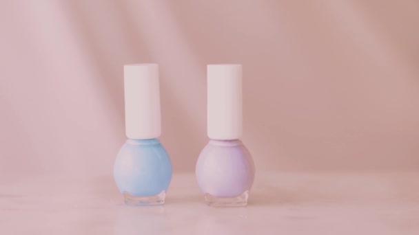 Roze beauty product scene, vrouwelijke handen en nagellak flessen voor Franse manicure, kleurrijke pastel nagellak op marmeren tafel, make-up en cosmetische merk - Video