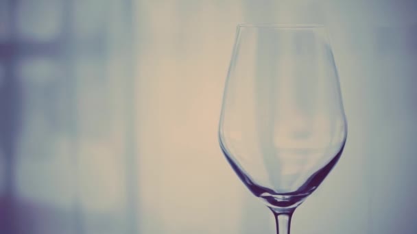 Κενό ποτήρι κρασιού σε εσωτερικούς χώρους, ποτήρι κρασιού για ποτό διακοπών και απεριτίφ, φόντο για το εμπορικό σήμα αλκοόλ και οινοπνευματώδη ποτά - Πλάνα, βίντεο
