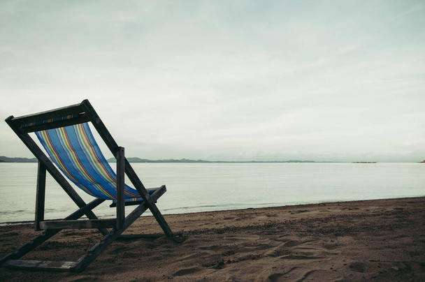 Море з курортними і пляжними стільцями
 - Фото, зображення