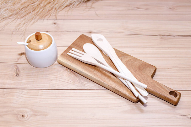 Cuchara de madera y tenedor sobre mesa rústica. Imagen de alta resuloción
. - Foto, Imagen