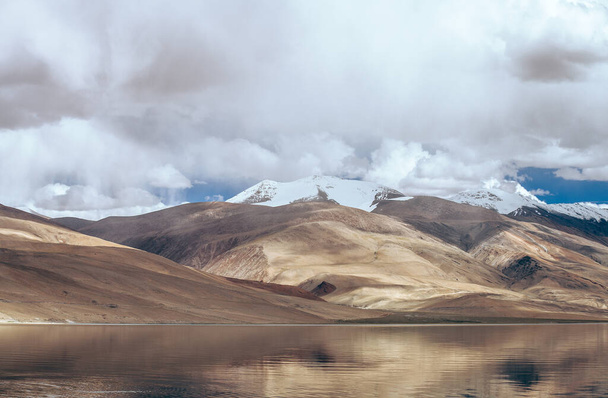 Tso Moriri Lake - mountain mirrored in water surface - Zdjęcie, obraz