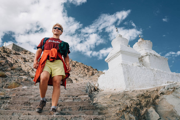 Young tourist man visit the tibetian holy places in Himalaya mountain - Fotografie, Obrázek