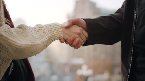未知のカップルの手を屋外で握手。手をつないで男と女を閉じる. - 映像、動画