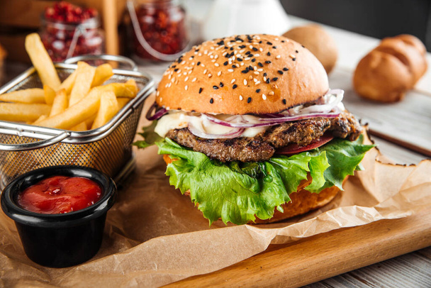 Lahodný burger s jehněčí kotletou a zeleninou - Fotografie, Obrázek