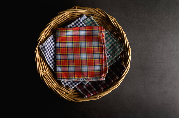 Zakdoeken geplaatst in een houten mandje - Foto, afbeelding