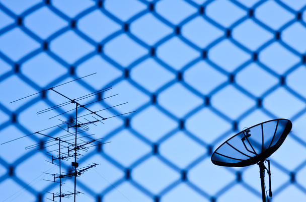 Проволочный забор со спутником
 - Фото, изображение