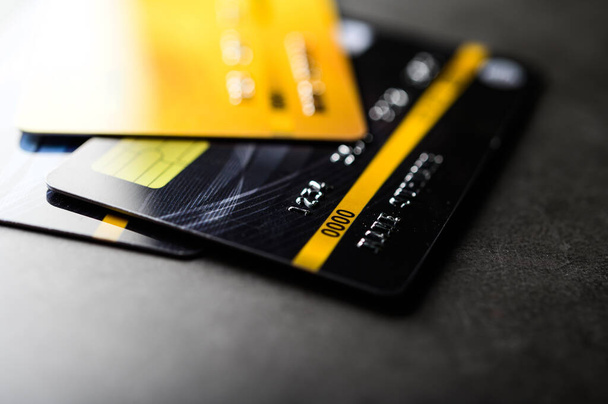 Cartões de crédito que são empilhados no chão, foco seletivo
 - Foto, Imagem