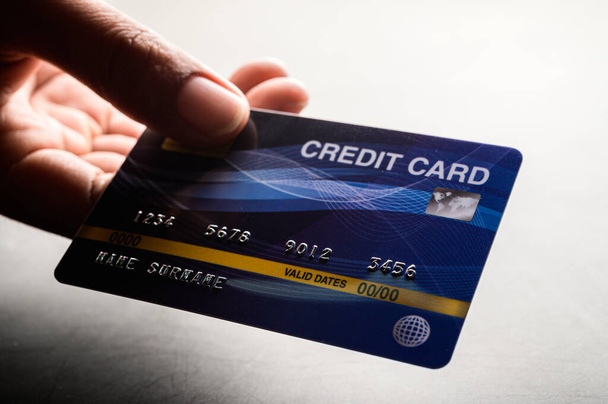primer plano de la tarjeta de crédito de mano - Foto, imagen