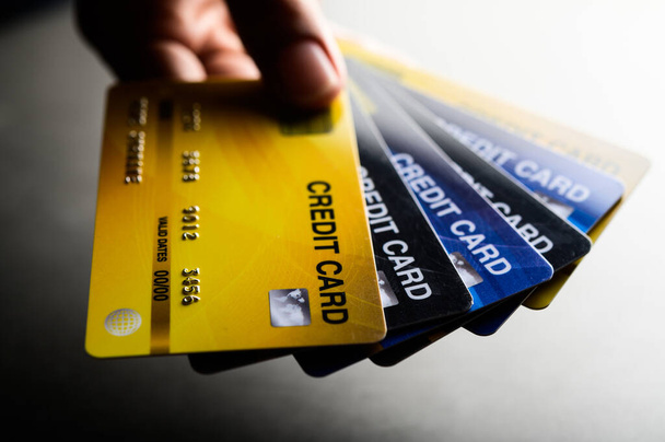 Крупним планом зображення декількох гаманців кредитних карток
 - Фото, зображення