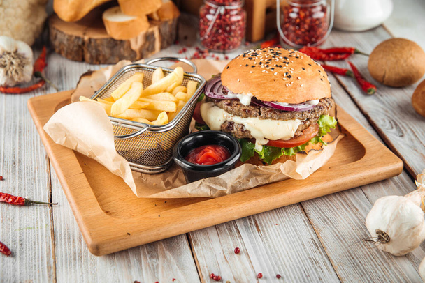 Grande hambúrguer suculento clássico com patty duplo
 - Foto, Imagem