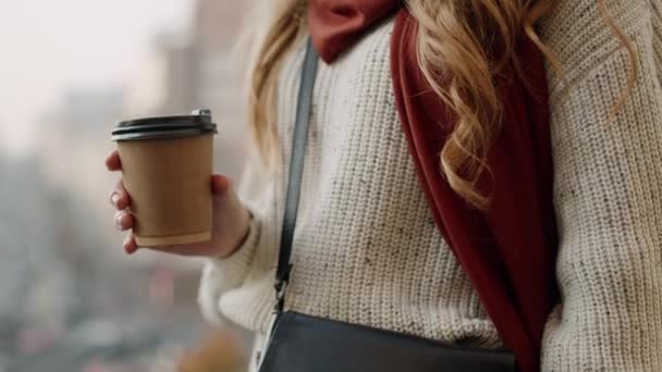 Hermosa chica tomando café al aire libre. Hipster mujer sorbiendo té en la calle
. - Metraje, vídeo