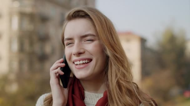 Ευτυχισμένη γυναίκα που τηλεφωνεί στο κινητό έξω. Χαμογελαστό κορίτσι μιλάει κινητό. - Πλάνα, βίντεο