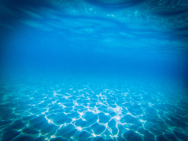 trópusi kék óceán víz alatti háttér - luxus természet minta - Fotó, kép