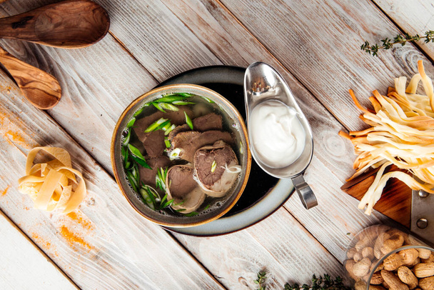 Kasachische Suppe sorpa mit kasachischem Pferdefleisch - Foto, Bild