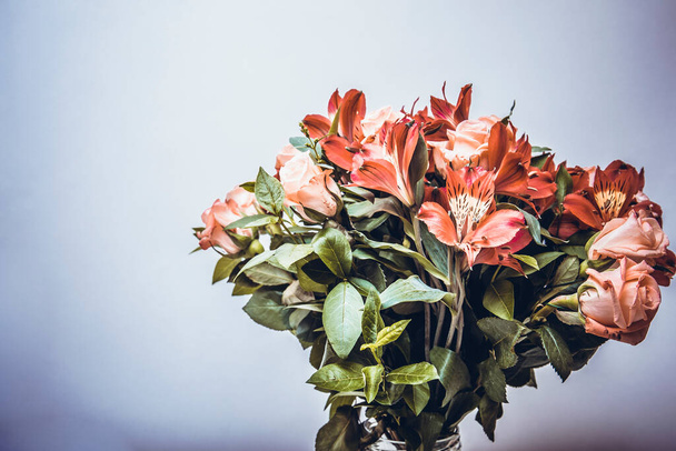 Stilvoller Strauß zarter Blumen. Schöner Strauß mit Rosen, Dianthus, Hypericum. Hochauflösendes Bild. - Foto, Bild