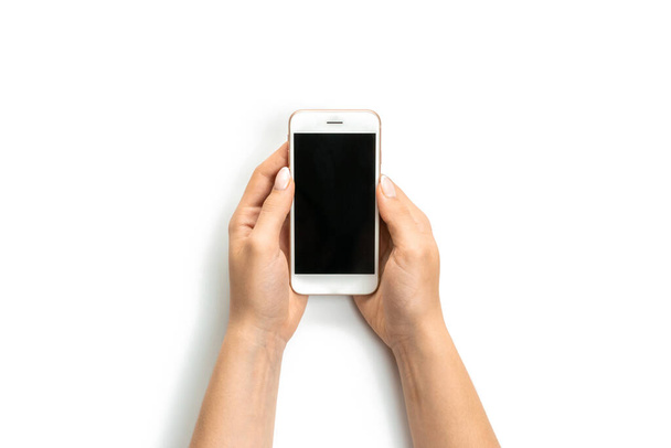 Pantalla de Smartphone. Mujer sosteniendo el teléfono en la mano femenina con la pantalla vacía en blanco aislado sobre fondo blanco. Teléfono celular con espacio para texto. Concepto de libro de teléfonos inteligentes
 - Foto, Imagen