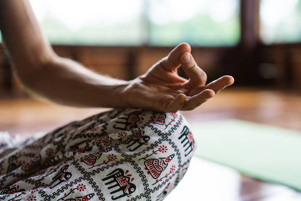 Während der Yoga-Sitzung Gruppe von Menschen, Nahaufnahme Fokus auf männliche gefaltete Finger Gyan Mudra Zeichen, kein Stress Meditation Übungs-Konzept - Foto, Bild
