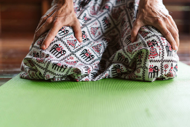 Yoga-Meditation im Yoga-Kurs - Foto, Bild