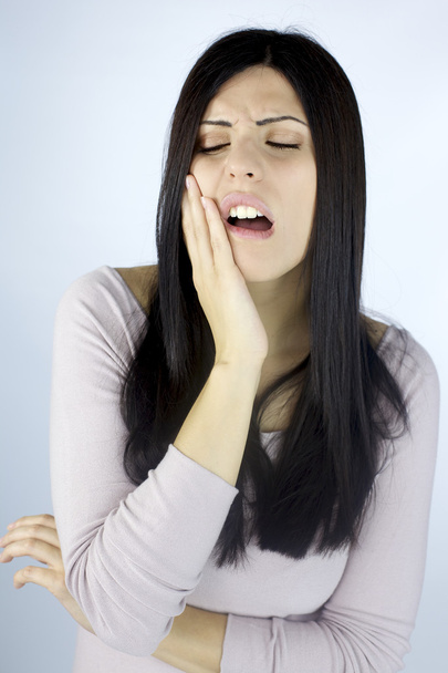 Femme dans la douleur à cause de problèmes de dents
 - Photo, image