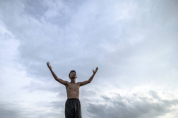 Хлопчик підняв руку в небо, щоб попросити дощ, глобальне потепління і водну кризу
 - Фото, зображення