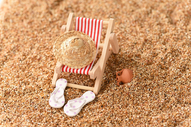 Tumbonas en miniatura en la playa, vacaciones al sol. - Foto, imagen