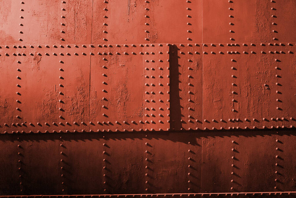 Ржавая металлическая стена с заклепками. Ржавая металлическая или железная текстура или фон
 - Фото, изображение