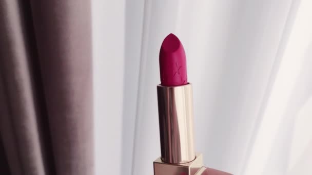 Lápiz labial rosa en tubo dorado como producto cosmético de lujo, maquillaje y belleza
 - Metraje, vídeo