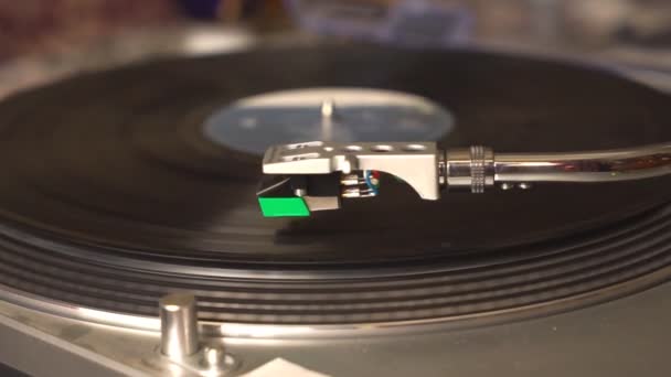 Nahaufnahme der Nadel über der sich drehenden Schallplatte auf einem Vinylspieler im Retro-Stil, Frontansicht. Vintage-Retro-Nostalgie. - Filmmaterial, Video