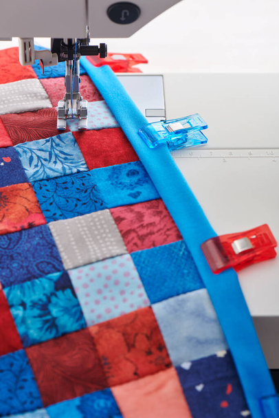 Making of quilt binding by dint of sewing quilting clips by using sewing machine - Φωτογραφία, εικόνα