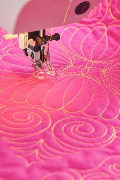 Process quilting with an electric sewing machine by using a free-motion technique - Φωτογραφία, εικόνα