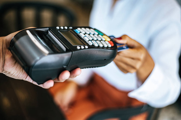 Крупный план женщины, платящей кредитной картой в кафе - Фото, изображение