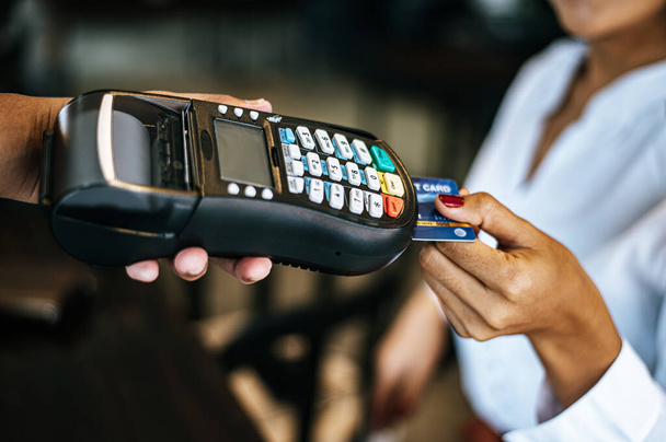 Крупный план женщины, платящей кредитной картой в кафе - Фото, изображение