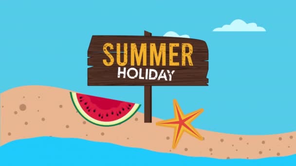 Zomervakantie seizoen met houten label en watermeloen op het strand - Video