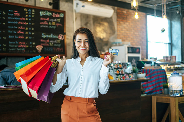 Mladé ženy si užívají nakupování s kreditními kartami. - Fotografie, Obrázek