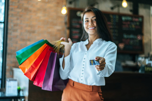 Les jeunes femmes aiment magasiner avec des cartes de crédit. - Photo, image