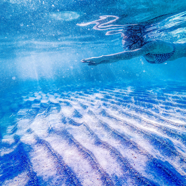 mulher nadando em águas tropicais claras - férias ativas
 - Foto, Imagem