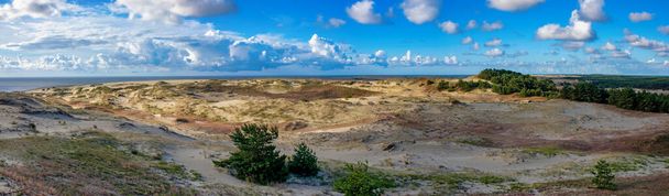 Панорама песчаных дюн и голубое небо в летнее утро, высота Эфы
 - Фото, изображение