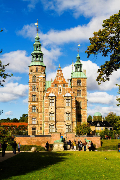 COPENHAGEN, DENMARK - 9 Ekim 2016: Rosenborg Şatosu Kongens 'te Rosenborg Kralının Bahçesi. - Fotoğraf, Görsel