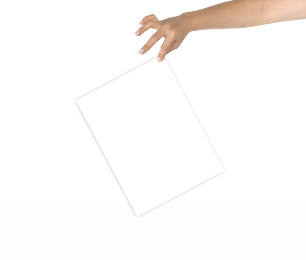 Ruka s vizitkou. Ruka drží prázdné vizitky z papíru izolované na bílém pozadí. Prázdná šablona s oříznutou cestou - Fotografie, Obrázek