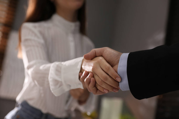 Business people shaking hands in office, closeup - Zdjęcie, obraz